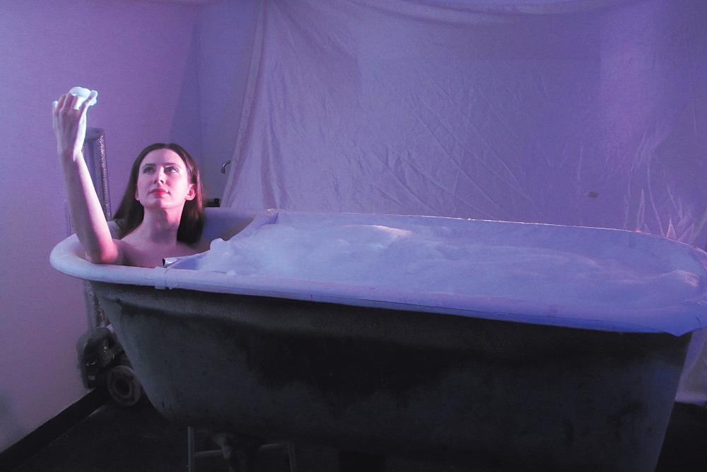 Gibt sich im Bade ganz dem Genuss ihrer Schönheit hin und empfängt so das Publikum: Susanna, gespielt von Paula Luy.